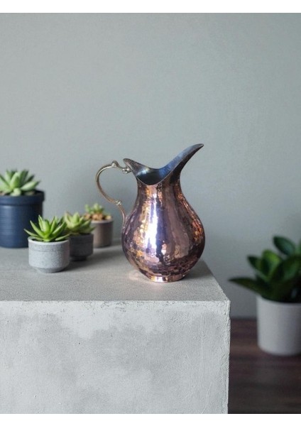 - El Yapımı 2 Litre Içi Kalaylı El Dövmesi Bakır Sürahi – Geleneksel Usta Işçiliği, Sağlıklı ve Şık Sofra Sunumları Için Özel Tasarım Bakır Ürün