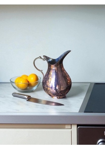 - El Yapımı 2 Litre Içi Kalaylı El Dövmesi Bakır Sürahi – Geleneksel Usta Işçiliği, Sağlıklı ve Şık Sofra Sunumları Için Özel Tasarım Bakır Ürün fiyatları