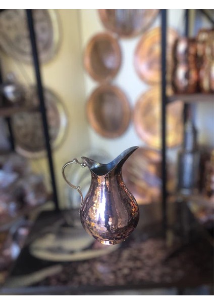 - El Yapımı 2 Litre Içi Kalaylı El Dövmesi Bakır Sürahi – Geleneksel Usta Işçiliği, Sağlıklı ve Şık Sofra Sunumları Için Özel Tasarım Bakır Ürün modelleri