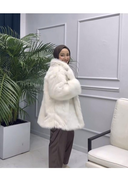 Kadın Krem Peluş Içi Astarlı Kaban modelleri