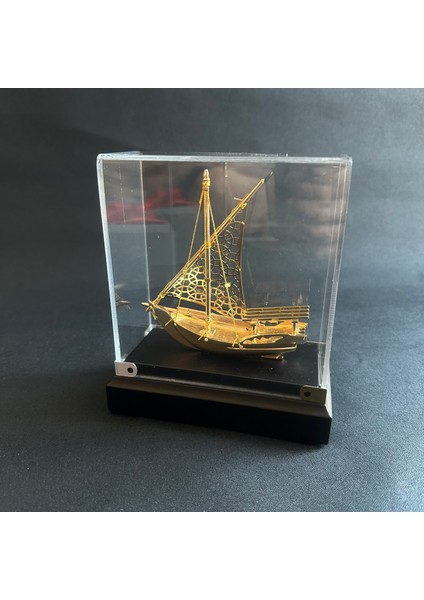 Kırmızı Ipek Hediye Kutusunda Pirinç Gemi