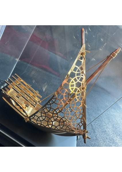 Kırmızı Ipek Hediye Kutusunda Pirinç Gemi modelleri
