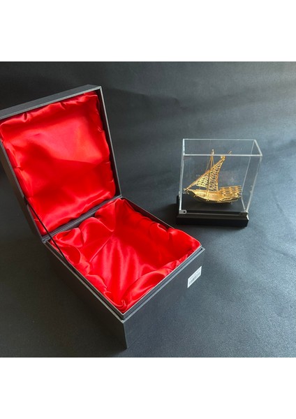 Kırmızı Ipek Hediye Kutusunda Pirinç Gemi