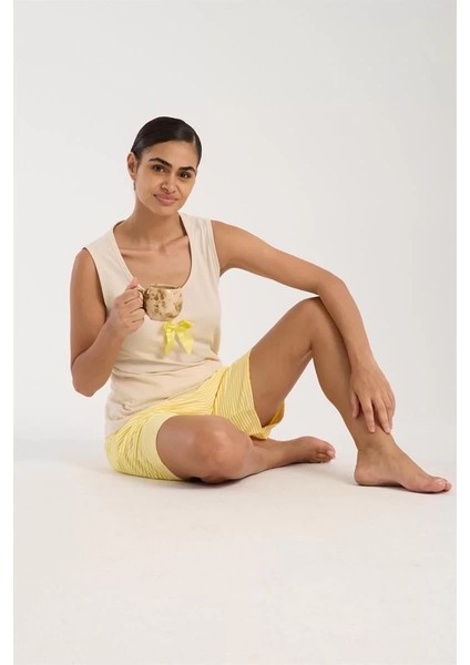 Kadın Beyaz Kurdele Detaylı Sarı Çizgili Şortlu Pijama Takımı
