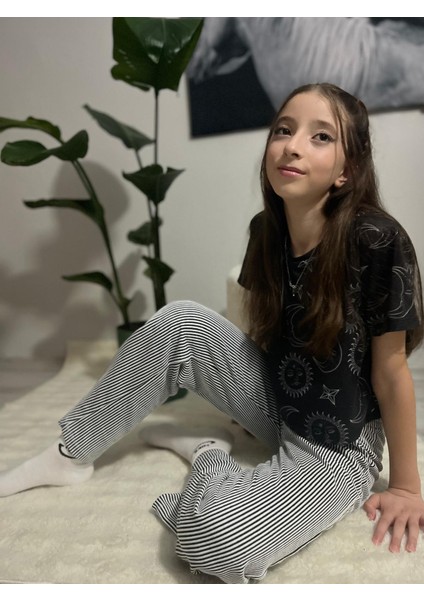 Çizgi Desenli Siyah - Beyaz Renkli Kız Çocuk Pantolon modelleri