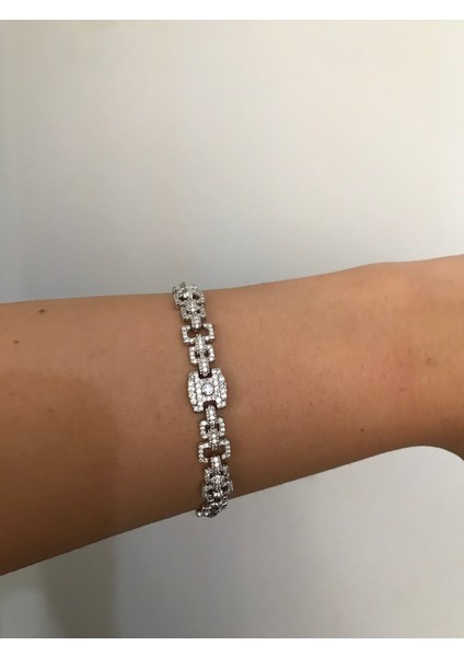 Gümüş Renkli Parlak Taşlı Simli Kararmaz Kadın Bileklik – Zarif ve Şık Takı Modeli
