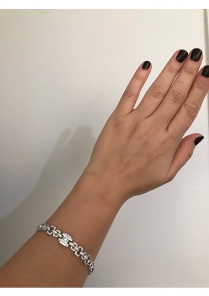 Gümüş Renkli Parlak Taşlı Simli Kararmaz Kadın Bileklik – Zarif ve Şık Takı Modeli fiyatları