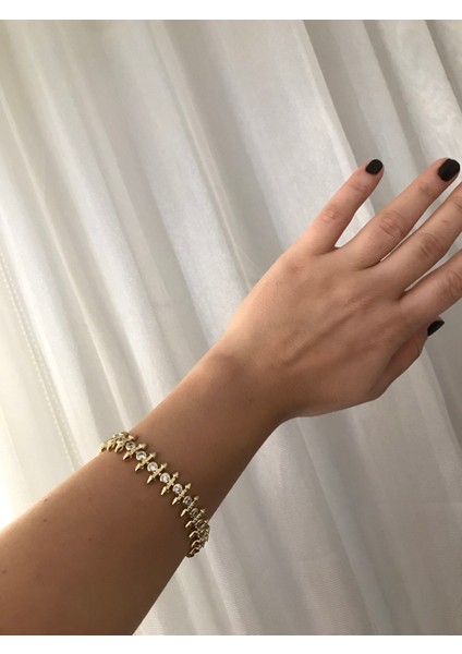 Çivi Model Gold Taşlı Parlak Kadın Bileklik – Şık, Zarif ve Modern Takı