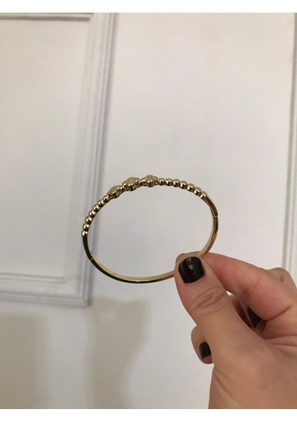 Taşlı Bombeli Gold Kadın Kelepçe – Zarif, Şık ve Işıltılı Takı Modeli fiyatları