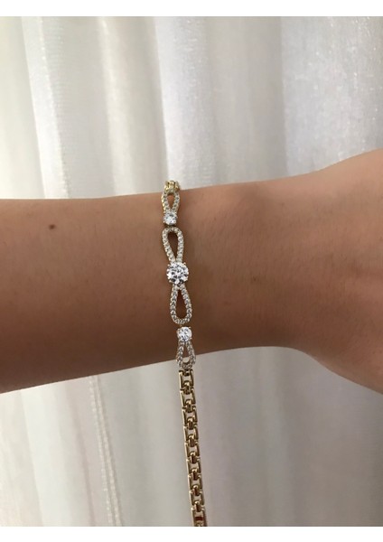 Gold Fiyonk Model Taşlı Kadın Bileklik – Zarif, Şık ve Işıltılı Takı Modeli