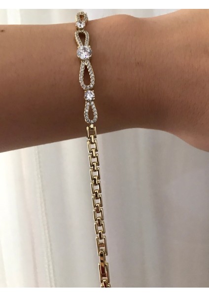 Gold Fiyonk Model Taşlı Kadın Bileklik – Zarif, Şık ve Işıltılı Takı Modeli modelleri
