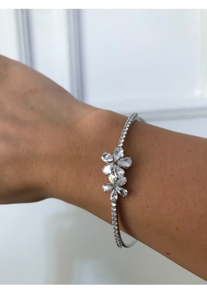 Gümüş Renk TAŞLI PARLAK IŞILTILI HER BİLEK İLE UYUMLU TAK ÇIKART KELEPÇE BİLEZİK