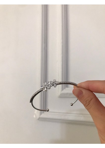 Gümüş Renk TAŞLI PARLAK IŞILTILI HER BİLEK İLE UYUMLU TAK ÇIKART KELEPÇE BİLEZİK fiyatları