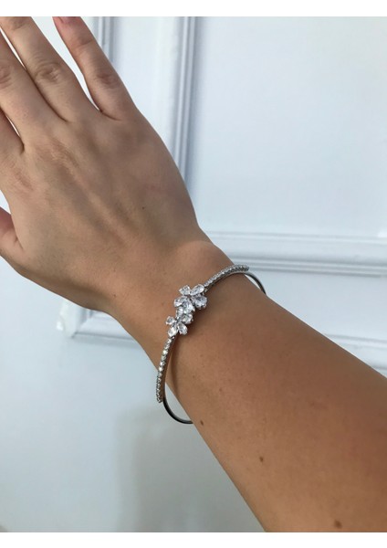 Gümüş Renk TAŞLI PARLAK IŞILTILI HER BİLEK İLE UYUMLU TAK ÇIKART KELEPÇE BİLEZİK modelleri