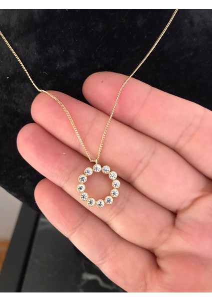 Ince Zincirli Gold Yuvarlak Mini Taşlı Kadın Kolye – Zarif ve Işıltılı Takı Modeli modelleri