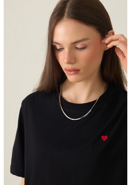 Siyah Bisiklet Yaka Kısa Kollu Kalp Detaylı Basic T-Shirt