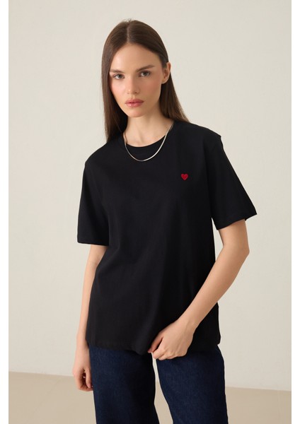 Siyah Bisiklet Yaka Kısa Kollu Kalp Detaylı Basic T-Shirt fiyatları