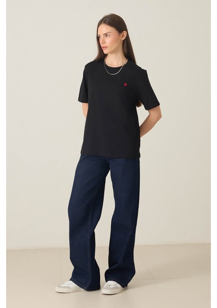 Siyah Bisiklet Yaka Kısa Kollu Kalp Detaylı Basic T-Shirt modelleri