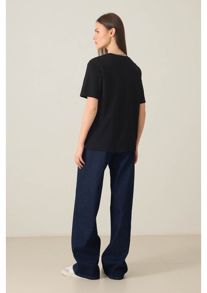 Siyah Bisiklet Yaka Kısa Kollu Kalp Detaylı Basic T-Shirt fırsatları
