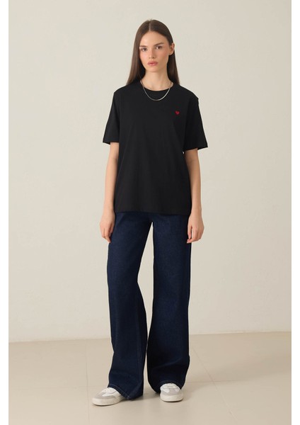 Siyah Bisiklet Yaka Kısa Kollu Kalp Detaylı Basic T-Shirt indirimleri