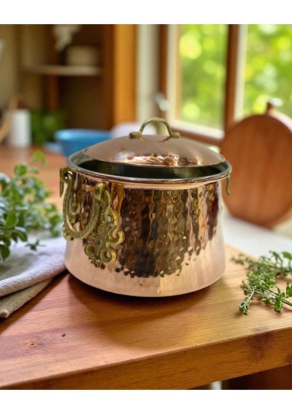 - El Dövmesi Kalın Bakır Tencere 6 Litre – 2200 Gram Ağırlığında, El Işçiliği, Kapaklı, Sağlıklı ve Dayanıklı Bakır Mutfak Tenceresi