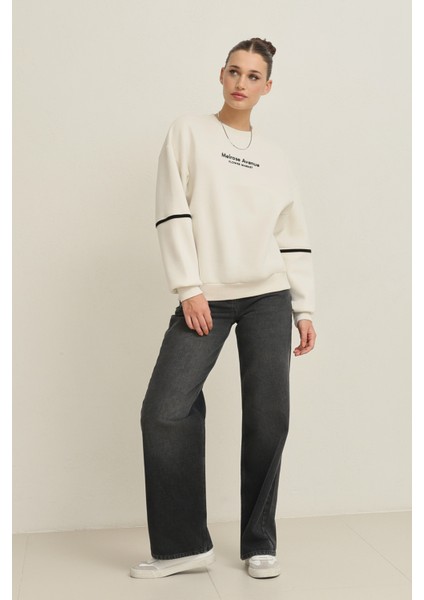 Ekru Bisiklet Yaka Baskılı Oversize Sweatshirt fırsatları