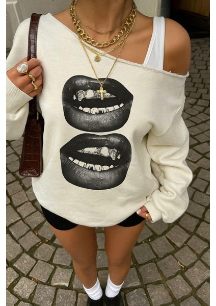 Kadın Ekru Oversize Sweatshirt – Baskılı Dudak Desenli, Sokak Stili, Rahat Kesim