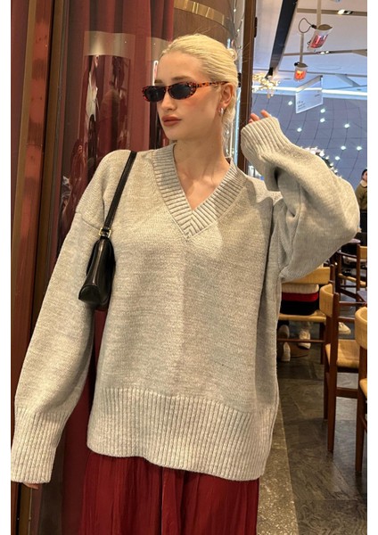 Gri V Yaka Oversize Kadın Triko Kazak MG2149