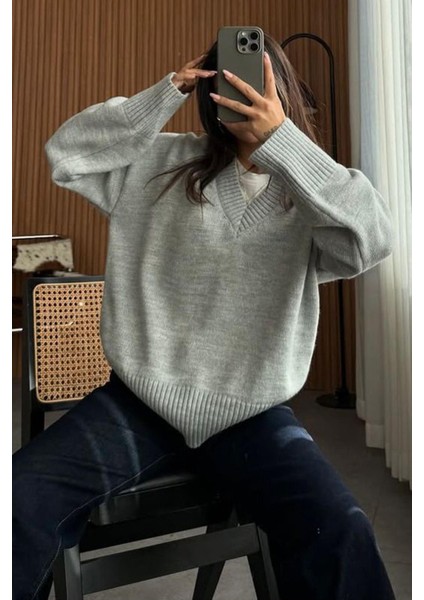 Gri V Yaka Oversize Kadın Triko Kazak MG2149 fiyatları