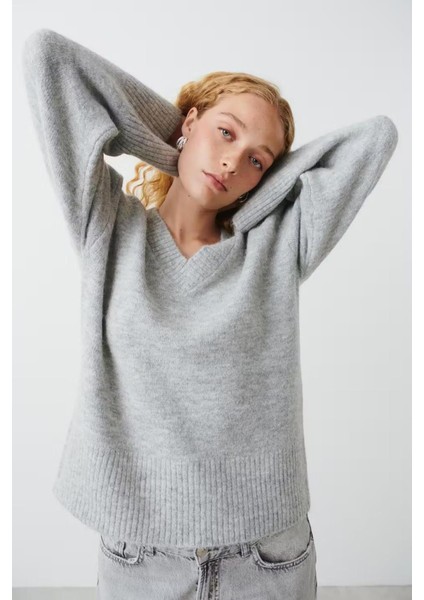 Gri V Yaka Oversize Kadın Triko Kazak MG2149 modelleri