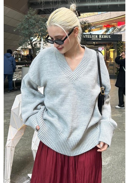 Gri V Yaka Oversize Kadın Triko Kazak MG2149 fırsatları