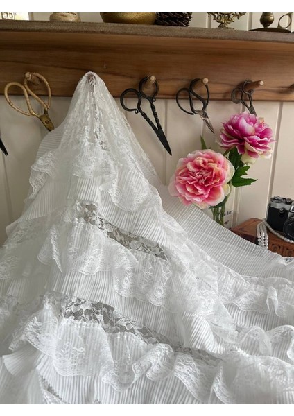 Kat Kat Pilise ve Dantel Detaylı Romantik Kumaş Beyaz Renkte