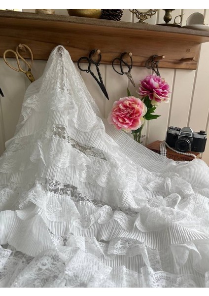 Kat Kat Pilise ve Dantel Detaylı Romantik Kumaş Beyaz Renkte fiyatları