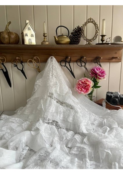 Kat Kat Pilise ve Dantel Detaylı Romantik Kumaş Beyaz Renkte modelleri