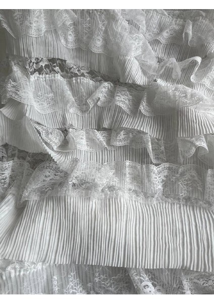 Kat Kat Pilise ve Dantel Detaylı Romantik Kumaş Beyaz Renkte fırsatları