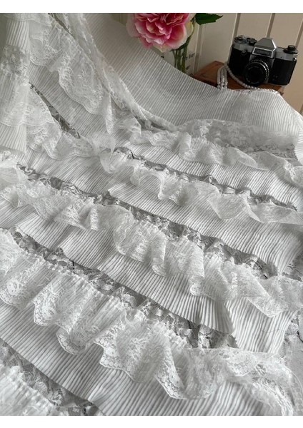 Kat Kat Pilise ve Dantel Detaylı Romantik Kumaş Beyaz Renkte indirimleri