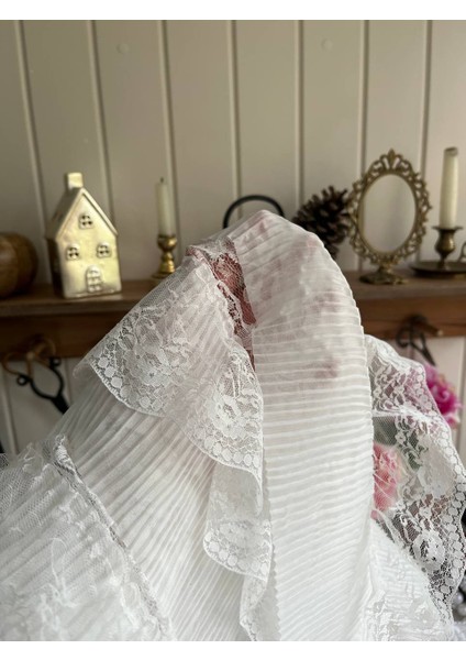 Kat Kat Pilise ve Dantel Detaylı Romantik Kumaş Beyaz Renkte
