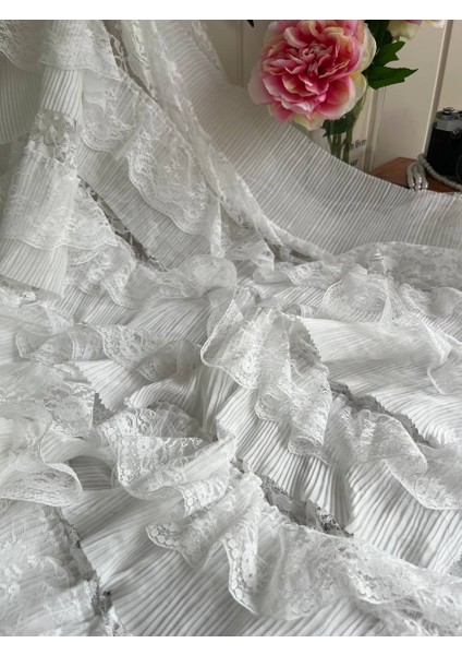 Kat Kat Pilise ve Dantel Detaylı Romantik Kumaş Beyaz Renkte
