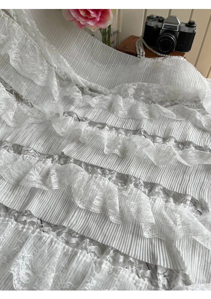 Kat Kat Pilise ve Dantel Detaylı Romantik Kumaş Beyaz Renkte