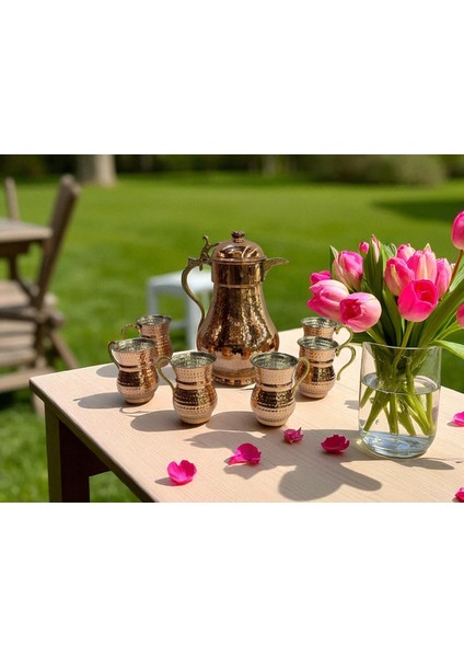 - 7 Parça Bakır Sürahi Servis Takımı – 2 Litre Sürahi + 6 Adet 300 ml Bardak, El Dövmesi El Işçiliği, Sağlıklı ve Şık Sunum Seti, Geleneksel Bakır Sürahi Servis Takımı