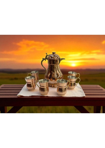- 7 Parça Bakır Sürahi Servis Takımı – 2 Litre Sürahi + 6 Adet 300 ml Bardak, El Dövmesi El Işçiliği, Sağlıklı ve Şık Sunum Seti, Geleneksel Bakır Sürahi Servis Takımı