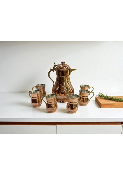 - 7 Parça Bakır Sürahi Servis Takımı – 2 Litre Sürahi + 6 Adet 300 ml Bardak, El Dövmesi El Işçiliği, Sağlıklı ve Şık Sunum Seti, Geleneksel Bakır Sürahi Servis Takımı