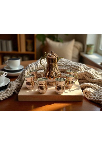 - 7 Parça Bakır Sürahi Servis Takımı – 2 Litre Sürahi + 6 Adet 300 ml Bardak, El Dövmesi El Işçiliği, Sağlıklı ve Şık Sunum Seti, Geleneksel Bakır Sürahi Servis Takımı