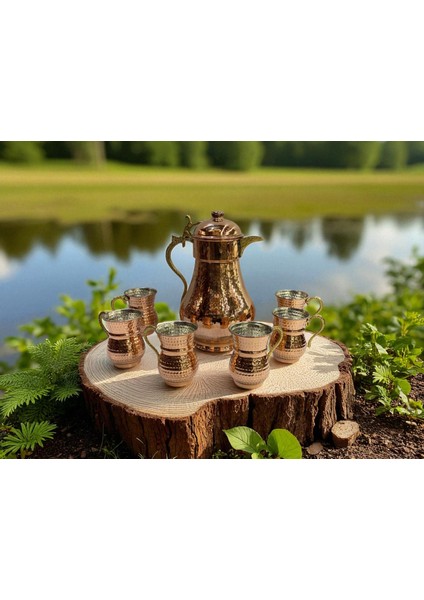 - 7 Parça Bakır Sürahi Servis Takımı – 2 Litre Sürahi + 6 Adet 300 ml Bardak, El Dövmesi El Işçiliği, Sağlıklı ve Şık Sunum Seti, Geleneksel Bakır Sürahi Servis Takımı
