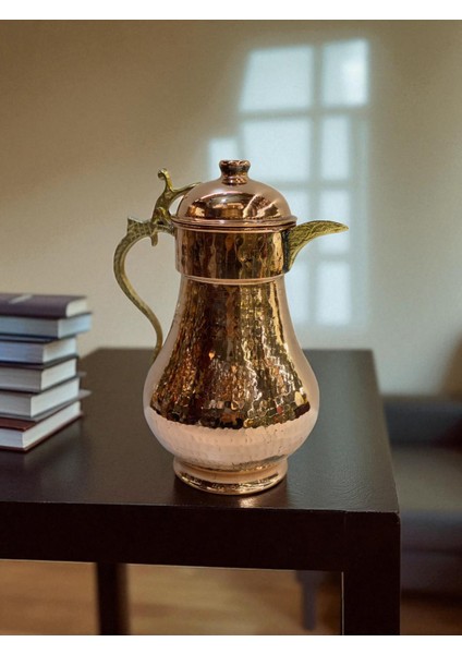 - 2 Litre El Dövmesi Bakır Sürahi – 708 Gram, Kapaklı / Kapaksız Seçenek, Saf Bakır & Kalaylı Iç Yüzey, El Işçiliği Geleneksel Maraş Dövmesi, Şık ve Sağlıklı Sunum