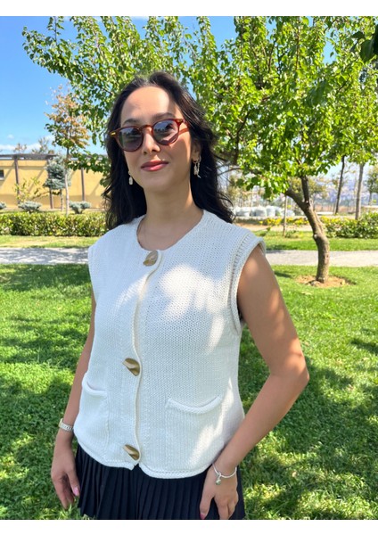Büyük Düğmeli Triko Yelek modelleri