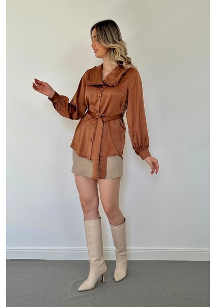 Kahverengi Yakası Fırfırlı Kuşaklı Saten Gömlek fiyatları