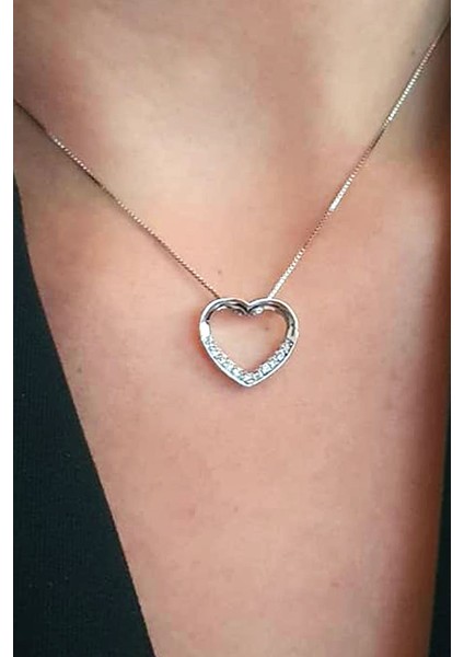 Pırlanta ışıltısında zirkon taşlı gümüş kalp kolye fiyatları