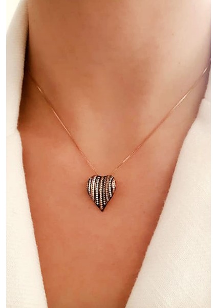 Elmas işçiliğinde kalpli zirkon taşlı gümüş kolye