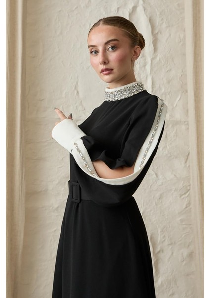 Siyah Yaka ve Kolları Taşlı Elbise fırsatları